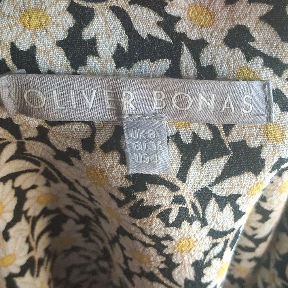 🌼🖤Oliver Bonas Sassy Daisy Print Button Down Long Sleeves Blouse Size 4